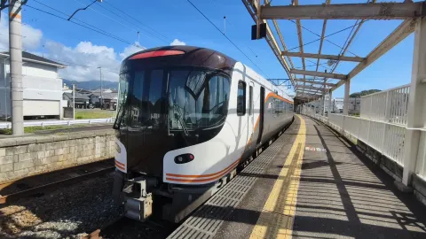 A Must for the Limited Express Nanki: Choose the Right Side for a Stunning Mountain and Sea Duet — traveler post in Owase
