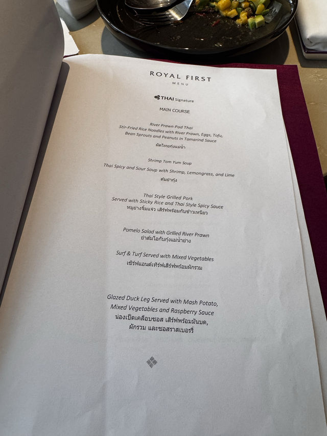 👑 รีวิว Royal First Lounge การบินไทย สนามบินสุวรรณภูมิ — อย่าพลาดเด็ดขาด อาหารบริการดีสุดๆ😁
