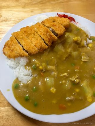 In Uruma City, while you're at the hospital, why not treat yourself to some yellow curry? Let the katsu curry at "Kaoru Restaurant" soothe your soul.