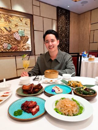 🥢曼谷香格里拉大飯店香宮餐廳點心午餐

香宮餐廳推出由擁有20餘年中式糕點及港式點心製作經驗的何景祥師傅全新打造的點心菜單。菜單注重手工技藝、傳統工藝及經典粵式點心風味。

餐廳提供自助餐及單點兩種選擇,滿足您的不同需求。

🥟自助餐 | 週一至週五

價格:1,088 泰銖/人

47種點心任您選擇,可無限續杯中國茶及菊花茶。

🥢自助餐 | 週六至週日

價格:1,588 泰銖/人

增至53種點心,並可無限續杯中國茶、菊花茶及軟飲。

如果您不想享用自助餐,午餐和晚餐均可選擇單點菜單。菜單共有 41 道菜品,每道菜的價格從 100 泰銖起(另加稅費)。

🕦 午餐:上午 11:30 – 下午 3:00

🌙 晚餐:下午 6:00 – 晚上 9:00

如果您想在飯店盡情享用點心,這裡絕對是您的理想之選。餐廳提供種類豐富的點心,包括蝦餃、蒸餃、包子、炸物以及各種粵式點心。尤其是在工作日,只需 1,088 泰銖(淨價),即可無限暢享 47 道菜 🥢✨

KTC VISA 信用卡持卡人專屬優惠:

午餐點心自助餐享 8 折優惠。

週一至週五:特價每位淨價 870.40 泰銖(原價 1,088 泰銖)

週六至週日:特價每位淨價 1,270.40 泰銖(原價 1,588 泰銖)

午餐及晚餐單點及套餐享 $25 折扣

#曼谷香格里拉大飯店 #尋找你的香格里拉 #香格里拉之味

#香宮 #點心