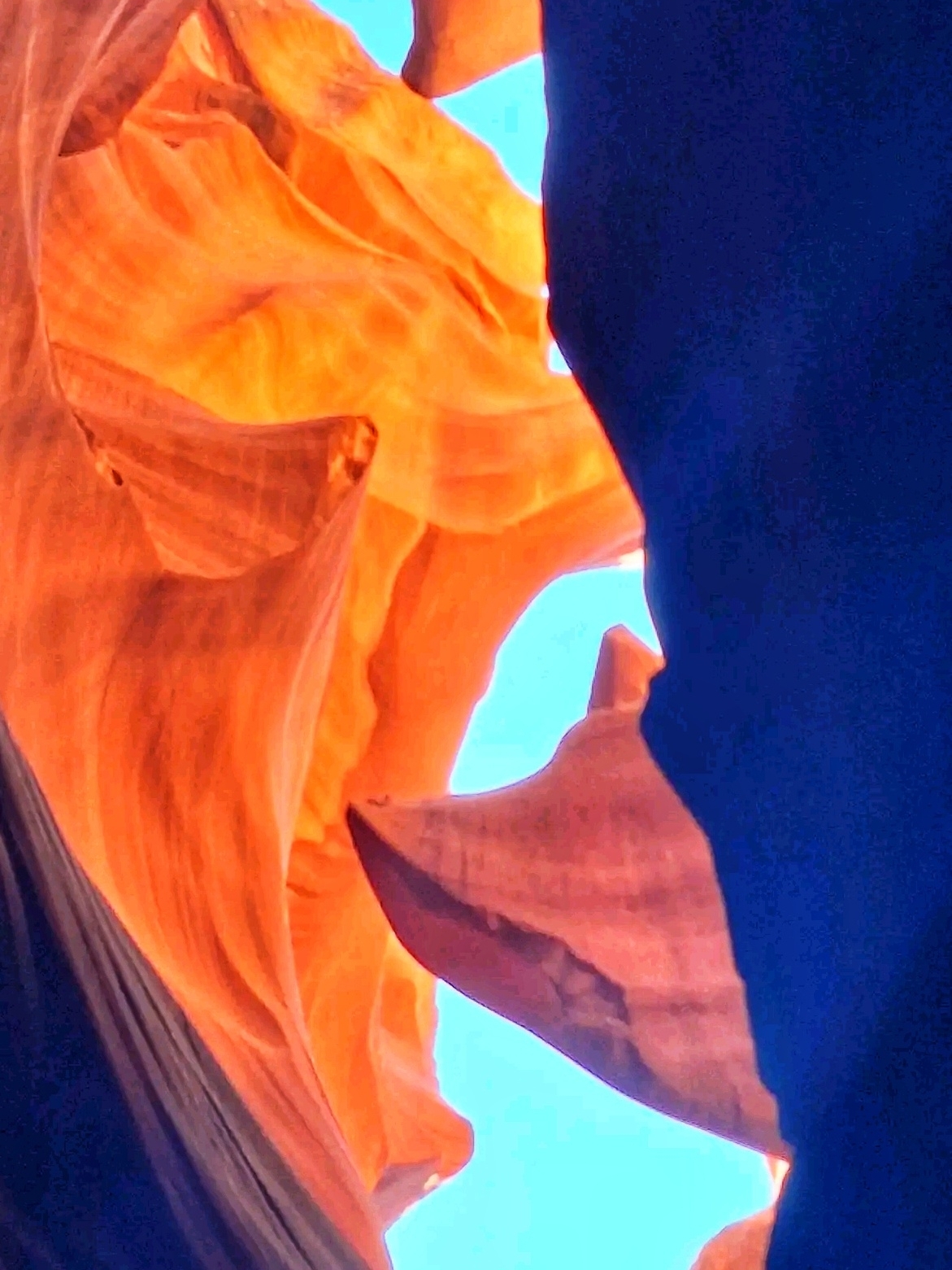 🌅 Upper Antelope Canyon — A Walk Through Golden Stone