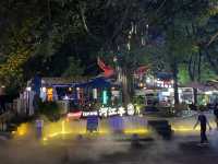 白天的茶樓、夜晚的酒吧、九眼橋酒吧街的節奏