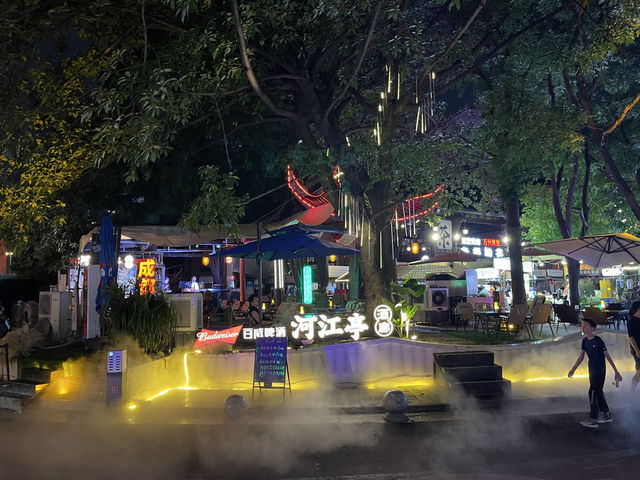 白天的茶樓、夜晚的酒吧、九眼橋酒吧街的節奏