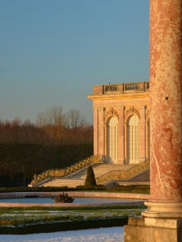 Versailles Gardens: Sunset's Snowy Embrace 🌅