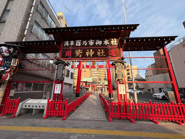 It is known for "Tori no Ichi" and "Nadeokame"
