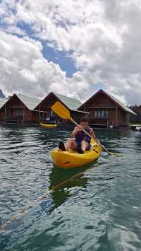 Stay in a Floating Bungalow in Thailand – Nature, Tranquility & Tips 🛶🌿