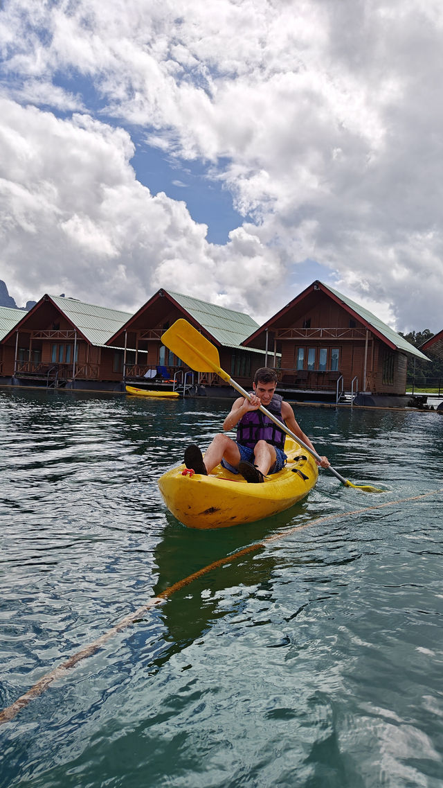 Stay in a Floating Bungalow in Thailand – Nature, Tranquility & Tips 🛶🌿