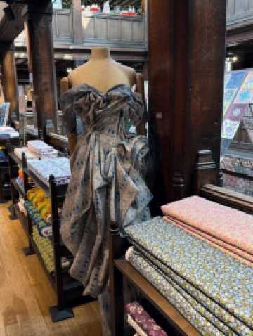 ✨ London’s Timeless Charms: From Blooms to Busts 🌸🏛️