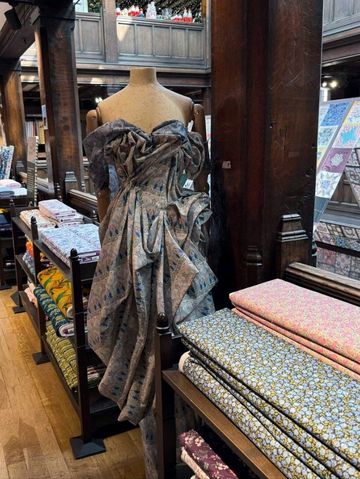 ✨ London’s Timeless Charms: From Blooms to Busts 🌸🏛️