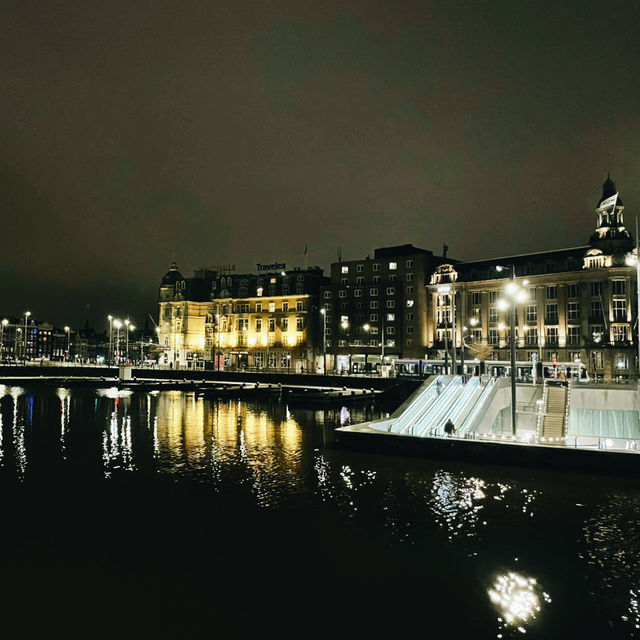 Amsterdam on a Budget: Canals, Culture & Cozy Corners