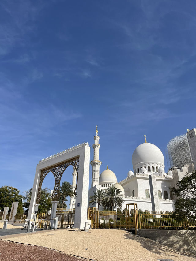 ๐๏ธ Abu Dhabi โ Luxury, Culture & Desert Skies ๐๐๏ธ ๐๏ธ Abu Dhabi โ Luxury, Culture & Desert Skies ๐๐๏ธ