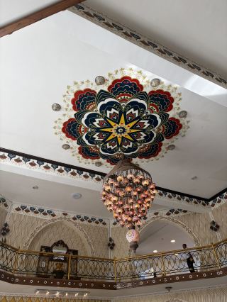 麥地那巴赫酒店裝飾 #酒店裝飾 #2026旅行

客房的裝潢風格融合了阿拉伯和印度元素。

這間飯店處處體現精緻的細節，從貝殼吊燈到每間客房的訂製家具，無不彰顯著匠心。

大多數客房的床頭板和衣櫃風格統一，套房的設計更是精益求精。飯店擁有許多休閒放鬆的場所，例如泳池區、泳池內的酒吧、可供閱讀的吊床、可小酌一杯的涼亭，以及大廳延伸區域的咖啡廳和屋頂水療中心。

泳池全天提供毛巾，游泳時間至晚上7點。