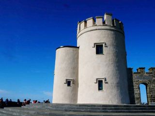 สิ่งมหัศจรรย์ริมทะเลที่น่าทึ่ง: โขดหินเยสนาบี (Yesnaby Castle Sea Stack) 🏖️🌊
เตรียมตัวให้พร้อมสำหรับการเก็บภาพความมหัศจรรย์ของชายฝั่งที่โขดหินเยสนาบี ที่ซึ่งหน้าผาสูงชัน วิวที่ถูกลมพัด และหินรูปทรงโบราณ สร้างสรรค์ผลงานชิ้นเอกกลางแจ้ง ในวันที่แดดจ้า โขดหินทรงกระบอกคล้ายหอคอยจะโดดเด่นตัดกับท้องฟ้าสีครามและเมฆปุย เป็นภูมิทัศน์ทางวัฒนธรรมที่สมบูรณ์แบบสำหรับการถ่ายภาพระยะใกล้ของคุณ!

เริ่มต้นการสำรวจของคุณด้วยการเดินชมทิวทัศน์จากที่จอดรถเยสนาบี (Yesnaby, Stromness KW16 3LP) เส้นทางง่ายๆ เลียบหน้าผาให้ทัศนียภาพอันกว้างไกลของคลื่นมหาสมุทรแอตแลนติกที่ซัดกระหน่ำอยู่เบื้องล่าง ห้ามพลาด: หยุดพักที่โขดหินอันเป็นสัญลักษณ์และชื่นชมหน้าผาหินสูงชันที่ถูกกัดเซาะโดยลมและกระแสน้ำของหมู่เกาะออร์กนีย์มานานหลายศตวรรษ สถานที่แห่งนี้เป็นสถาปัตยกรรมชายฝั่งแบบตะวันตกในรูปแบบทางธรณีวิทยา!

สำหรับการถ่ายภาพ ให้เลือกมุมคลาสสิก: ภาพระยะใกล้ของปราสาทเยสนาบีโดยมีฉากหลังเป็นหน้าผาที่ส่องแสงแดดและท้องฟ้าอันกว้างใหญ่ หากคุณต้องการบรรยากาศที่น่าทึ่ง ลองถ่ายภาพในช่วงบ่ายแก่ๆ เมื่อแสงสีทองส่องกระทบโขดหิน อย่าพลาดชมภาพมุมกว้างแบบพาโนรามาที่เก็บภาพแนวชายฝั่งที่ขรุขระไว้ได้อย่างสวยงาม—ภูมิทัศน์แห่งนี้เป็นแรงบันดาลใจอย่างแท้จริงสำหรับกิจกรรมกลางแจ้ง

เคล็ดลับการเยี่ยมชม: ควรเตรียมตัวให้พร้อมสำหรับสภาพอากาศที่เปลี่ยนแปลงกะทันหัน—เสื้อกันลมจะมีประโยชน์ เพราะลมในหมู่เกาะออร์กนีย์อาจพัดแรงได้แม้ในวันที่แดดจัด บริเวณโขดหินกลางทะเลไม่มีสิ่งอำนวยความสะดวกหลัก ๆ ดังนั้นควรเตรียมน้ำและของว่าง และสวมรองเท้าที่แข็งแรงสำหรับทางเดินที่เป็นหิน ข้อควรระวัง: รักษาระยะห่างที่ปลอดภัยจากขอบหน้าผา โดยเฉพาะอย่างยิ่งเมื่อถ่ายภาพสวย ๆ เพื่อลงอินสตาแกรม!
#winterescape
#Stromness #YesnabyCastle #SeasideAdventure #PhotoSpot #OutdoorCulture