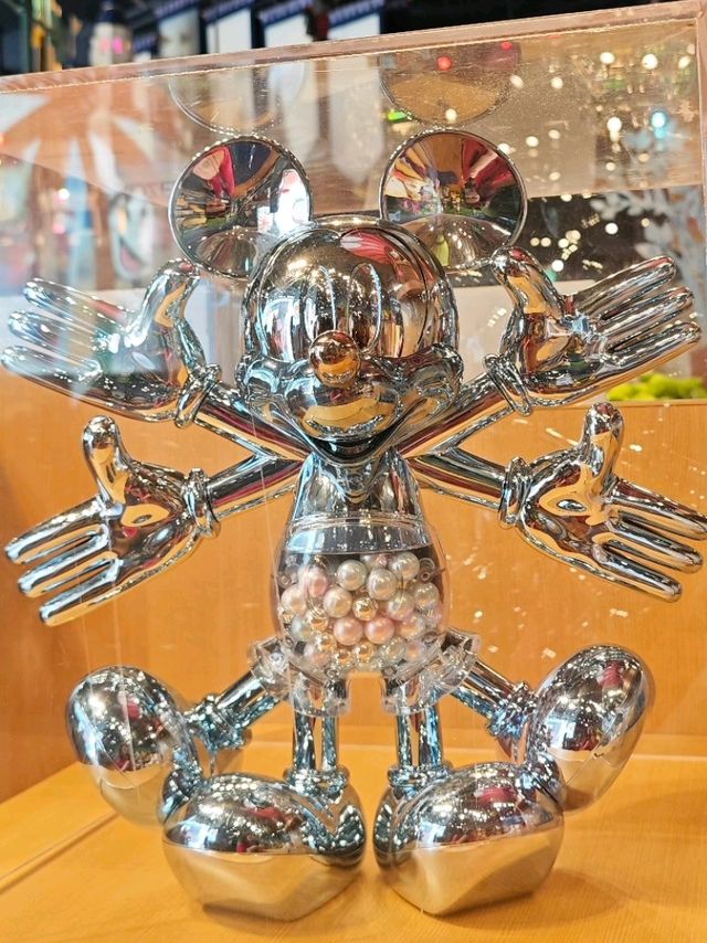 Heyyyy here we are at Disney Storeeee