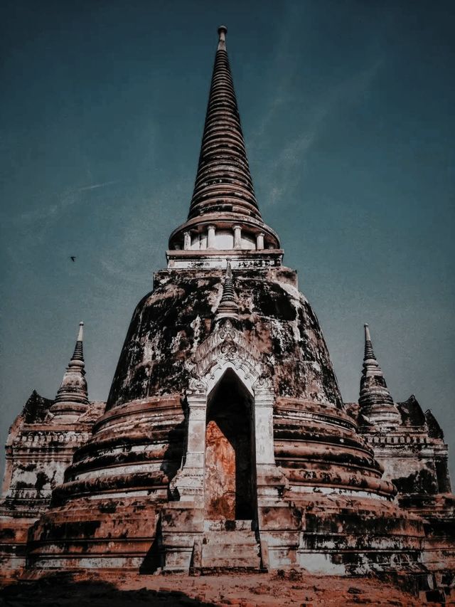 Ayutthaya: Amidst the hustle and bustle of the world, as the sun sets and the journey comes to an end, the glory of a hundred years is but a fleeting cloud of smoke.