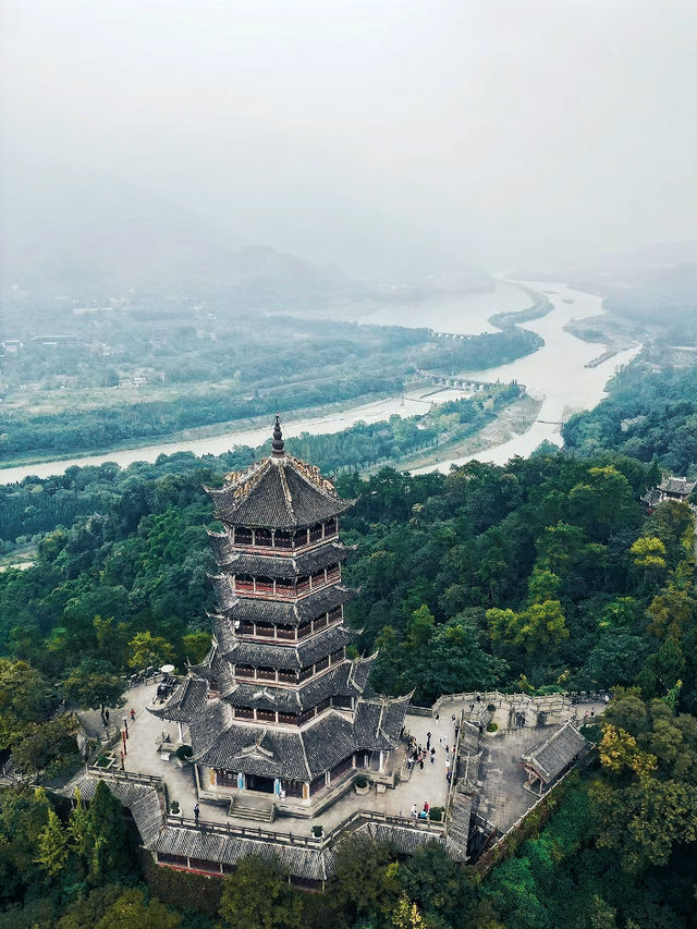 “拜水都江堰，問道青城山”