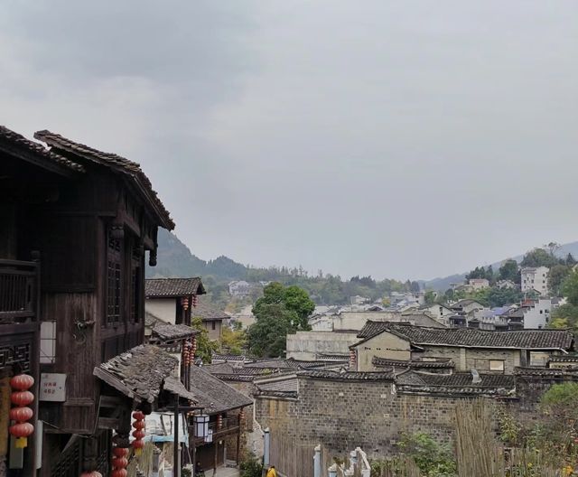 昨日中午抵達此地，一個一腳踏三省的古鎮，邊城，也叫茶峒