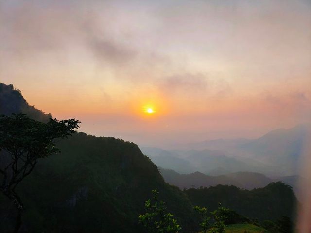 廣西省岑溪天龍頂“刀山”