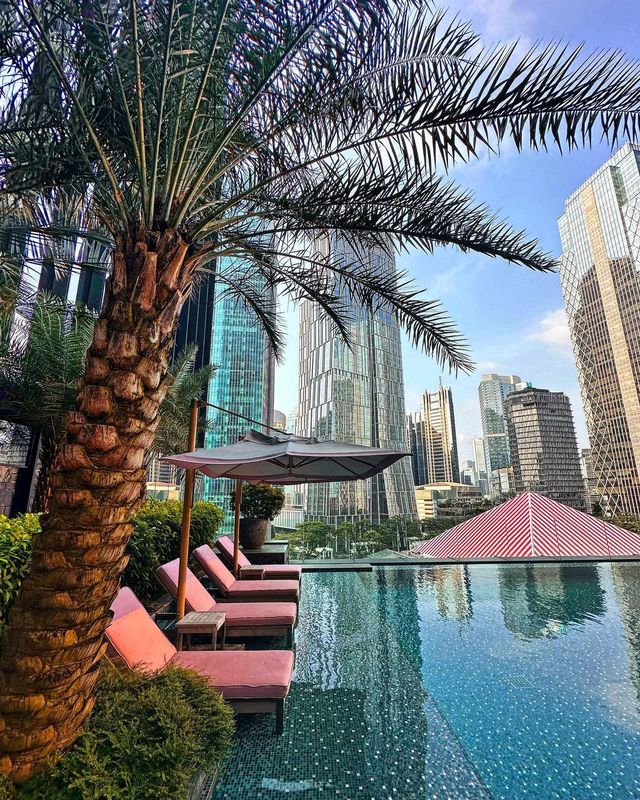 Indulge in Next-Level Luxury at Langham Jakarta’s “One-Bedroom Suite”! 🙌 Enjoy Stunning City Views and Relax by Two Gorgeous Pools. 💦🍹