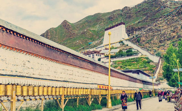 西藏日喀則宗山轉經路，充滿了莊嚴肅穆，是俯瞰城市美景的好去處