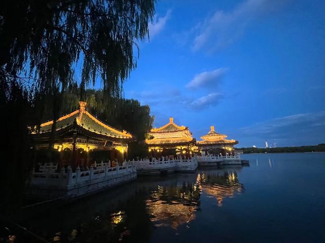 找一個週末的傍晚漫步後海、北海公園、鼓樓，感受愜意