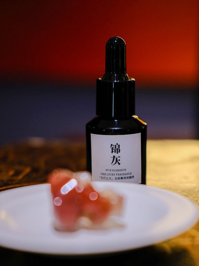 在五星級酒店的四合院裡，點一支香，尋一份靜