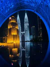 The Petronas Twin Towers in Malaysia 🇲🇾