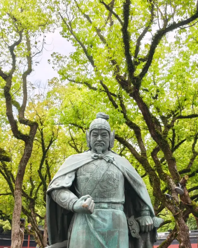 岳王廟，八千里路雲和月，英雄長眠山水間！