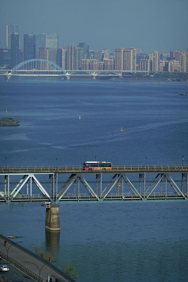 首次在杭州六和塔追火車追公交啦