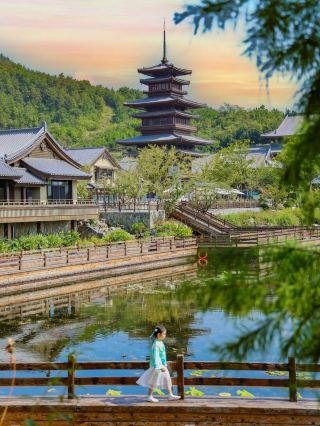 Depart from Wuhan for 2h, check into the ancient-style town featured in 'A Dream of Splendor'
