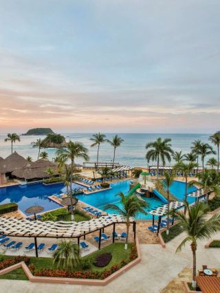 🌴✨ Huatulco's Hidden Gem: Barceló Bliss! 🏖️🌟