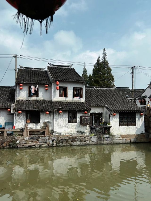 枫泾古鎮（上海金山）枫泾古鎮，位於上海西南，隸屬於上海市金山區，地處滬浙五區（縣）十鎮（鄉）交界。