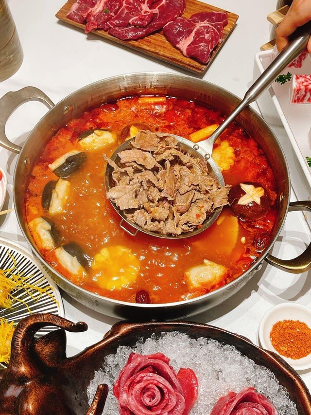 國慶最好吃的美食打卡地 今天的晚餐選擇了庖丁家的水煮牛排火鍋，新推出的山野風格讓我眼前一亮。野菌拼盤。