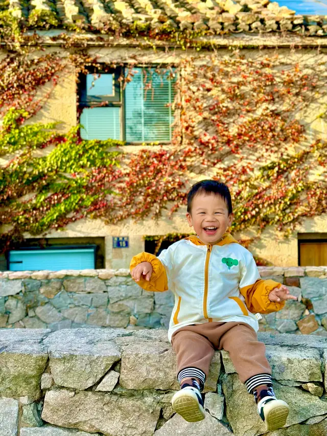 Located in Shitang, Wenling, Taizhou, this is a stone house art under the beautiful scenery. 