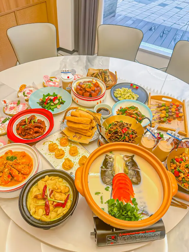 A local favorite, this is a must-try restaurant in Qiandao Lake. The fish head is delicious!