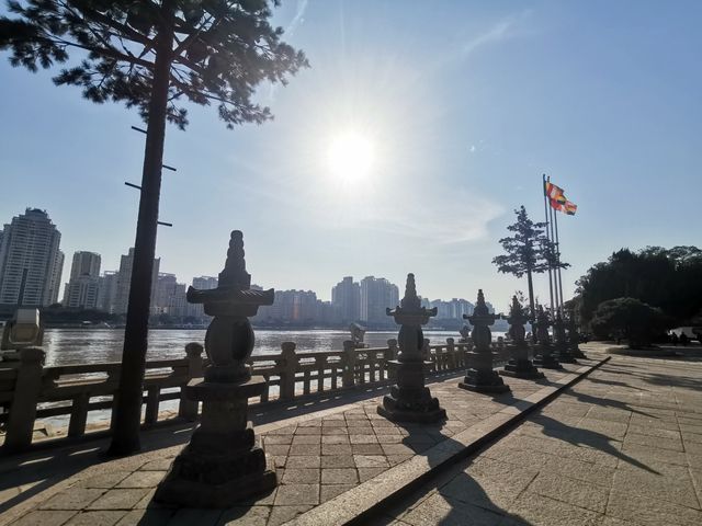 江中的寺廟