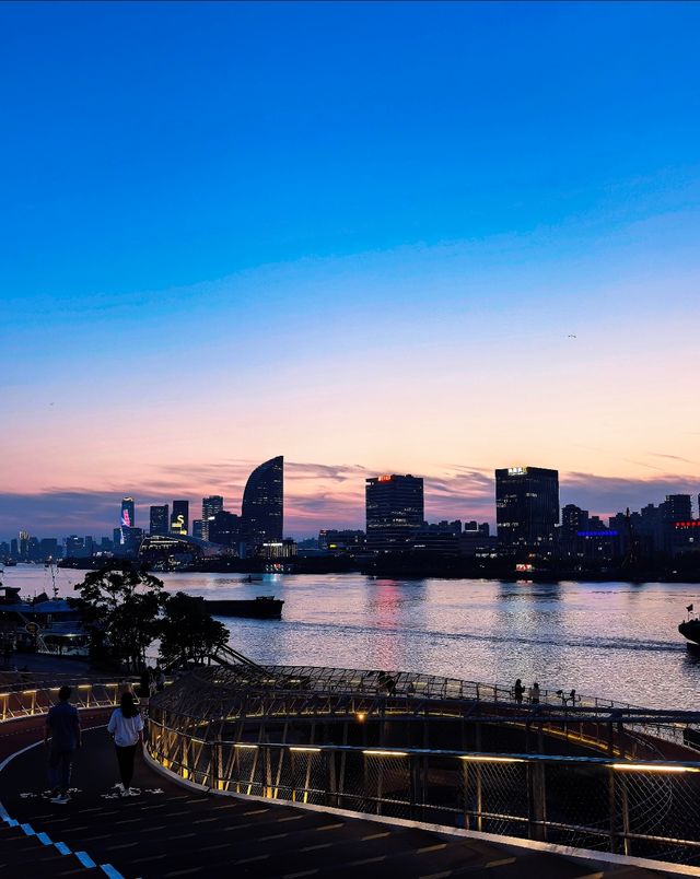 魔都嘅日落總係咁迷人，特別係喺楊浦濱江嘅黃昏時分。