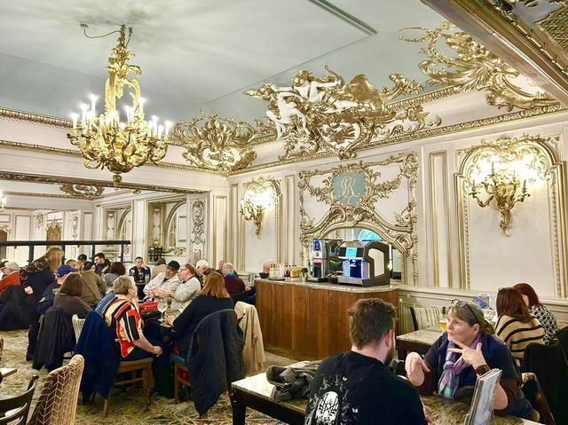 🎩 Discover A Grand London Hotel Reborn as a Pub! 🍻 