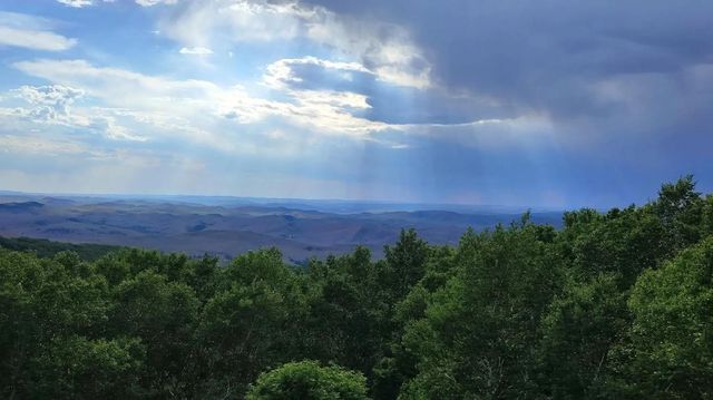探秘漠河石林景區，邂逅北緯53°的地質奇蹟   在中國最北的邊陲之地，隱藏著一片宛如仙境的神秘石