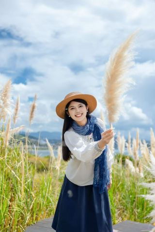 Charter a car for a full day of relaxed exploration in Dali, Yunnan.