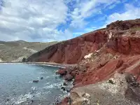 對聖托里尼印象大多來源於它藍白一面的浪漫，但其實粗獷美也是聖托里尼鮮少宣傳的一張名片！Fira為中心