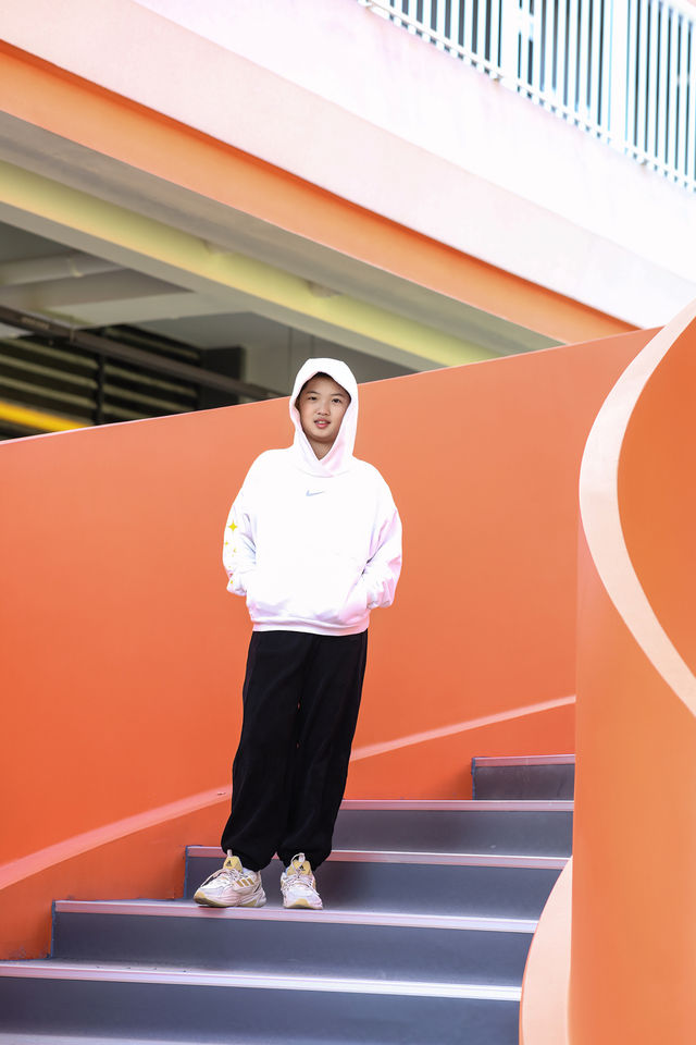 在未完成的建築裡,拍一部未來感大片 在未完成的建築裡,拍一部未來感大片