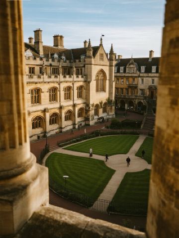 バースへの約束、英国の古典的な優しさとロマンチックな出会い