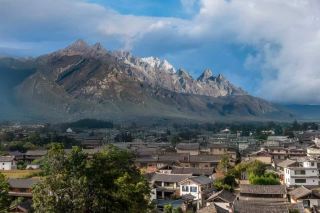 Lijiang Baisha's stay to lie down and watch the sun shining on the golden mountain is legendary