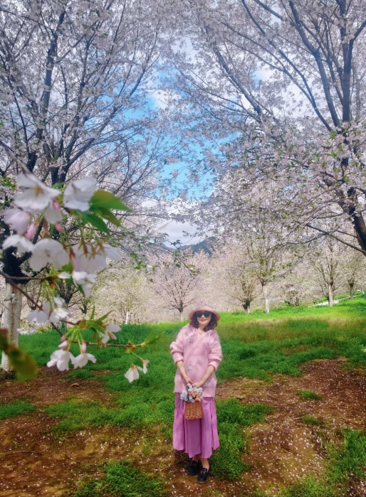 桜の花びらが舞うピンクのスカート、春が人の世界に訪れた！ | Trip
