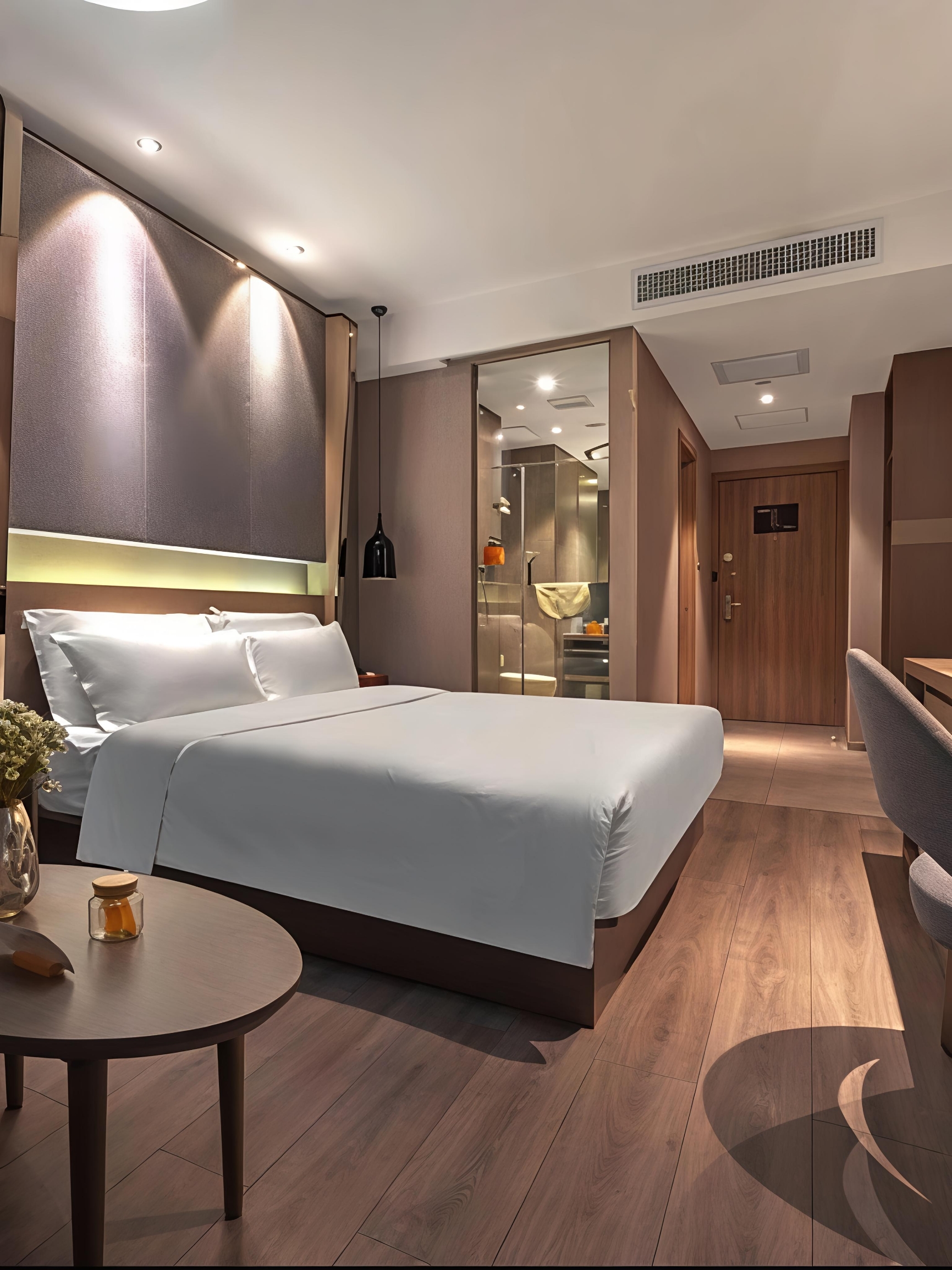 While strolling and snacking on Zhongshan Road, I chose the Orange Hotel on the 4th floor of North China Town. It's right above 85°C, super easy to find, with prices ranging from 299 to 899 RMB, truly great value for money!

I was pleasantly surprised as soon as I checked in—the style is designed by a foreign designer. The room’s sound system can connect via Bluetooth to your phone or computer and even directly to the TV, making binge-watching and listening to music super convenient~ The 39-inch Philips LCD TV is a real treat to watch, and thoughtful amenities like electric curtains, a mini fridge, and a sofa stool add to the comfort. The separate shower has strong water pressure, making for a pleasant wash~ The best part is the soundproofing! Designed by Tsinghua Acoustic Institute, it’s really different—you can sleep peacefully all night without any outside noise~

The breakfast deserves praise! It’s a Chinese and Western buffet with added Minnan-style breakfast specialties, available from 7 AM to 11 AM, which is very traveler-friendly. You can sleep in and enjoy a leisurely meal with a wide variety that’s overwhelming in a good way~ The lobby offers free coffee and drinks 24/7, so you can relax in the lounge area with a drink in the afternoon and all travel fatigue just melts away~ There’s also a self-service laundry room, so you don’t have to worry about dirty clothes even if you stay for several days. They really understand travelers!

Right downstairs is Zhongshan Road Pedestrian Street, and it’s convenient to get to Gulangyu Island too. Shopping, eating, and staying all in one place~ Staying here in Xiamen is truly worry-free and comfortable. I definitely want to stay here again next time!