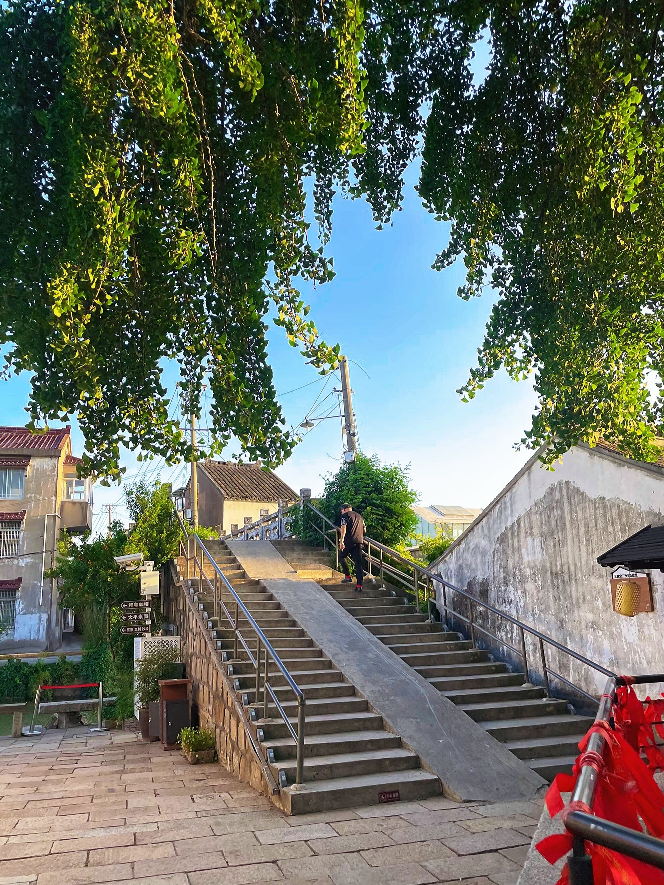 Tracing the Old Streets of Jiangnan, Fewer People, More Beautiful 