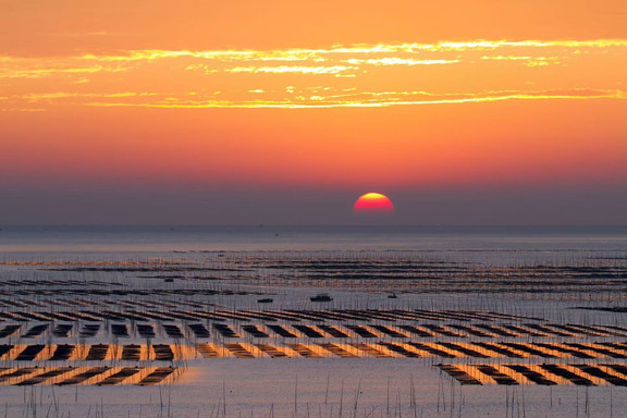 風景画 水辺の家 オレンジ色の夕日 東壁、霞浦｜山と海の風景画の中で眠り、橙海に沈む夕日を堪能する