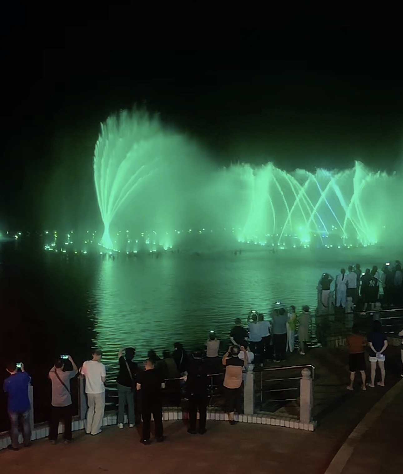 來桓仁旅行，白天逛山水景區，夜晚一定要留給章樾公園和民族廣場