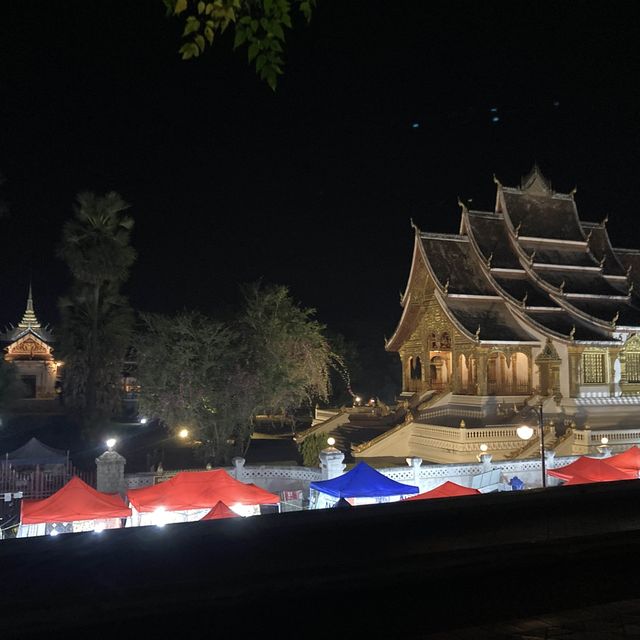 ルアンバパーンの夜の定番スポットLuang Prabang Night Market